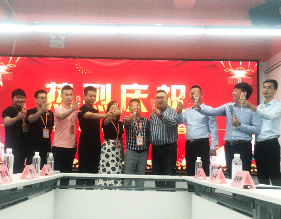 外貿(mào)狼與傲馬系統(tǒng)集團雙方領(lǐng)導(dǎo)現(xiàn)場合影